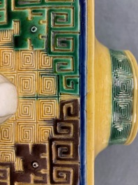 Een Chinese celadon jardini&egrave;re en een paar cong vazen met reli&euml;fdecor, 19/20e eeuw