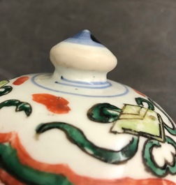 Un vase couvert en porcelaine de Chine wucai &agrave; d&eacute;cor d'animaux mythiques, &eacute;poque Transition