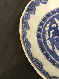 Trois assiettes en porcelaine de Chine bleu et blanc de type kraak, Wanli