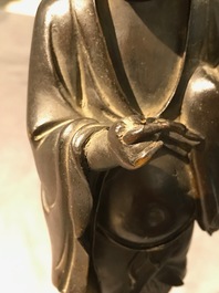 Twee grote Chinese en Japanse bronzen figuren van een onsterfelijke en een Arhat, 18/19e eeuw