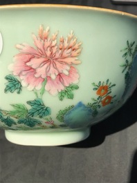 Een Chinese famille rose kom met floraal decor op celadon fondkleur, Qianlong merk, 19/20e eeuw