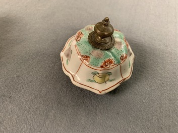 Un vase couvert en porcelaine de Chine famille verte, Kangxi