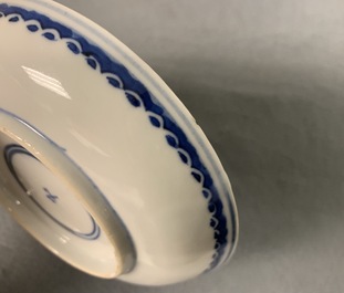 Douze tasses et soucoupes en porcelaine de Chine bleu et blanc, 19&egrave;me