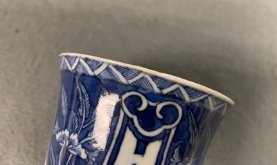 Douze tasses et soucoupes en porcelaine de Chine bleu et blanc, 19&egrave;me