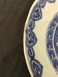 Trois assiettes en porcelaine de Chine bleu et blanc de type kraak, Wanli