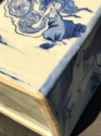 Une paire de bo&icirc;tes &agrave; th&eacute; en porcelaine de Chine bleu et blanc &agrave; d&eacute;cor d'immortels, Wanli