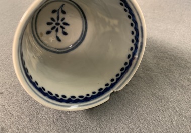 Douze tasses et soucoupes en porcelaine de Chine bleu et blanc, 19&egrave;me