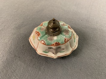 Un vase couvert en porcelaine de Chine famille verte, Kangxi