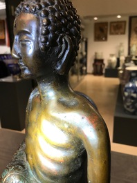 Deux grandes figures d'un immortel et d'un Arhat en bronze, Chine et Japon, 18/19&egrave;me
