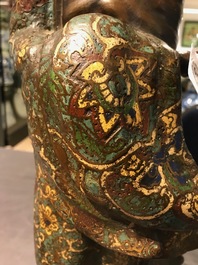 Twee grote Chinese en Japanse bronzen figuren van een onsterfelijke en een Arhat, 18/19e eeuw