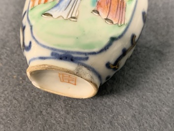 Douze tabati&egrave;res en porcelaine de Chine famille rose et verte, 19/20&egrave;me