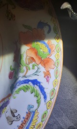 Une paire d'assiettes en porcelaine de Chine famille rose &agrave; d&eacute;cor 'Pompadour', Qianlong