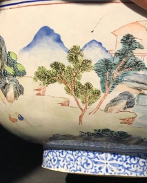 Un bol en &eacute;maux de Canton &agrave; d&eacute;cor d'un paysage, Yongzheng