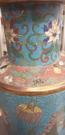 Un vase de forme rouleau et quatre jardini&egrave;res en &eacute;maux cloisonn&eacute;s, Chine, 19/20&egrave;me
