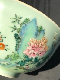 Een Chinese famille rose kom met floraal decor op celadon fondkleur, Qianlong merk, 19/20e eeuw