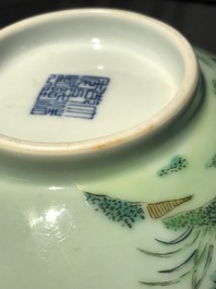 Een Chinese famille rose kom met floraal decor op celadon fondkleur, Qianlong merk, 19/20e eeuw