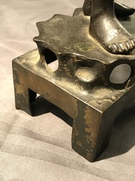 Twee grote Chinese en Japanse bronzen figuren van een onsterfelijke en een Arhat, 18/19e eeuw