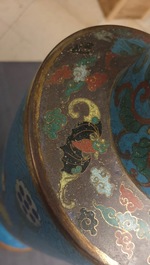 Een Chinese cloisonn&eacute; rouleau vaas en vier jardini&egrave;res, 19/20e eeuw