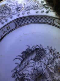 Neuf assiettes en porcelaine de Chine grisaille et de style Imari, Yongzheng/Qianlong