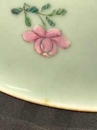 Een Chinese famille rose kom met floraal decor op celadon fondkleur, Qianlong merk, 19/20e eeuw