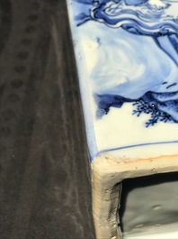 Een paar vierkante Chinese blauw-witte theebussen met onsterfelijken, Wanli