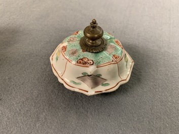 Un vase couvert en porcelaine de Chine famille verte, Kangxi