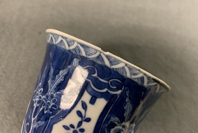 Douze tasses et soucoupes en porcelaine de Chine bleu et blanc, 19&egrave;me