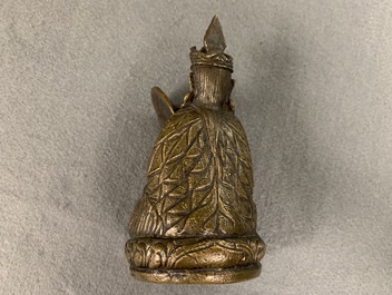 Cinq objets votives bouddhistes en bronze, Tibet et N&eacute;pal, 18/19&egrave;me