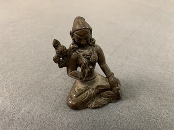 Cinq objets votives bouddhistes en bronze, Tibet et N&eacute;pal, 18/19&egrave;me