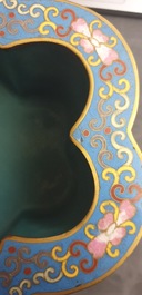 Een Chinese cloisonn&eacute; rouleau vaas en vier jardini&egrave;res, 19/20e eeuw