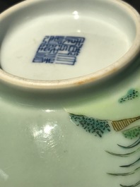 Een Chinese famille rose kom met floraal decor op celadon fondkleur, Qianlong merk, 19/20e eeuw