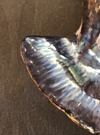 Een polychrome Delftse botervloot in de vorm van een kievit, 18e eeuw