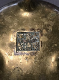 Twee Chinese bronzen wierookbranders op drie poten, Xuande merk, 19e eeuw