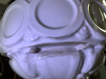 Une paire de potiches couvertes en porcelaine dans le style de S&egrave;vres, France ou Allemagne, 18/19&egrave;me