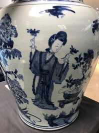 Un grand vase couvert en porcelaine de Chine bleu et blanc, Kangxi