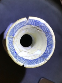 Drie paar Chinese blauw-witte vazen, Kangxi