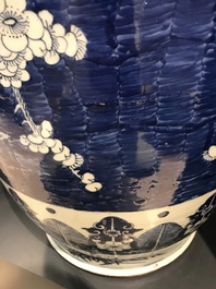 Une paire de grands vases en porcelaine de Chine bleu et blanc &agrave; d&eacute;cor de prunus, 19&egrave;me