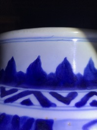 Un grand vase en porcelaine de Chine bleu et blanc, &eacute;poque Transition