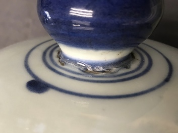 Een grote Chinese blauw-witte dekselvaas, Kangxi