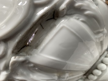 Une paire de potiches couvertes en porcelaine dans le style de S&egrave;vres, France ou Allemagne, 18/19&egrave;me
