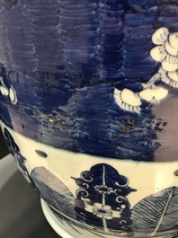 Een paar grote Chinese blauw-witte vazen met prunusbloesems, 19e eeuw