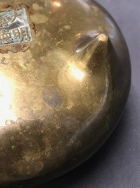 Twee Chinese bronzen wierookbranders op drie poten, Xuande merk, 19e eeuw