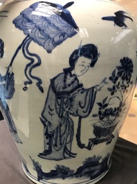 Un grand vase couvert en porcelaine de Chine bleu et blanc, Kangxi