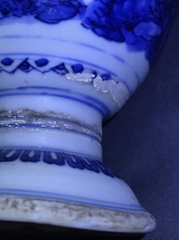 Une verseuse en porcelaine de Chine bleu et blanc &agrave; d&eacute;cor de gar&ccedil;ons jouants, Wanli