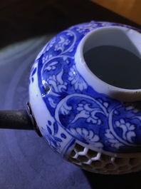 Une th&eacute;i&egrave;re et deux bols ajour&eacute;es &agrave; doubles parois en porcelaine de Chine bleu et blanc, &eacute;poque Transition