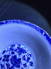 Une th&eacute;i&egrave;re et deux bols ajour&eacute;es &agrave; doubles parois en porcelaine de Chine bleu et blanc, &eacute;poque Transition