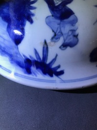 Een Chinese blauw-witte dekselvaas met figuren in cartouches, Transitie periode