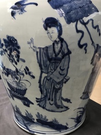 Un grand vase couvert en porcelaine de Chine bleu et blanc, Kangxi