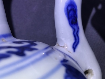 Une verseuse en porcelaine de Chine bleu et blanc &agrave; d&eacute;cor de gar&ccedil;ons jouants, Wanli