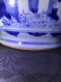 Un grand vase en porcelaine de Chine bleu et blanc, &eacute;poque Transition